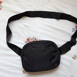 Women’s black nylon gym fanny pack